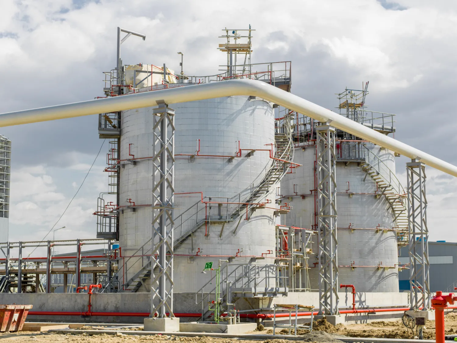 Petrochemical - Specialized crane equipment solutions and industrial lifting systems